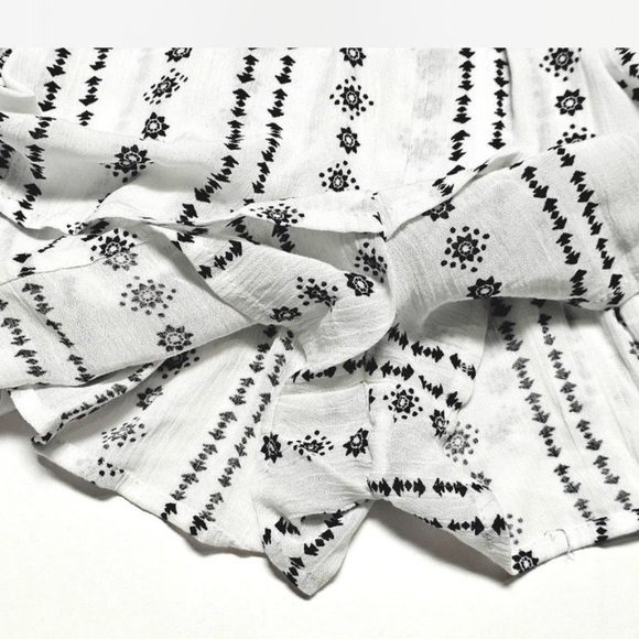 Cute Patterned Romper - Picture 5 of 7